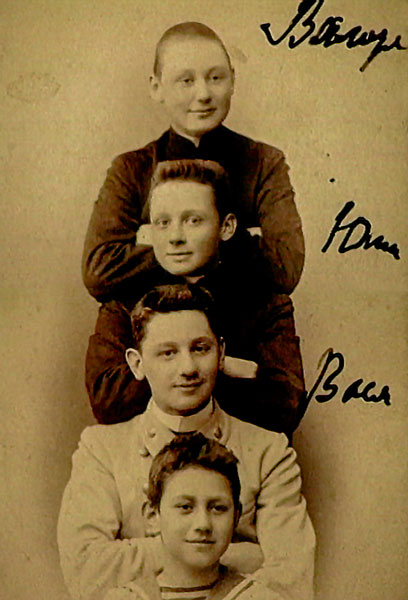Владимир, Юрий, Василий Комаровские и Сергей Мансуров. Середина 1890-х